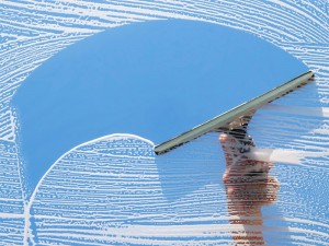Ramen wassen met goed glasreinigingsmiddel en natuurzeem